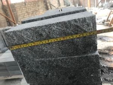 진한 회색 화강암 벽 블록