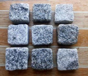 넘어진 화강암 입방 돌 포장 블록